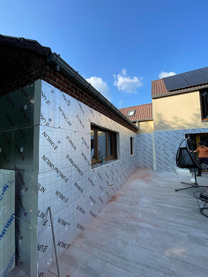 Travaux d'isolation extérieure avec panneaux isolants thermiques sur façade de maison
