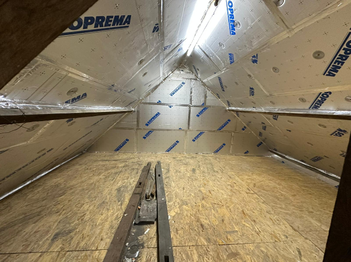 Travaux d'isolation intérieure des combles avec panneaux isolants réflecteurs pour améliorer l'efficacité énergétique