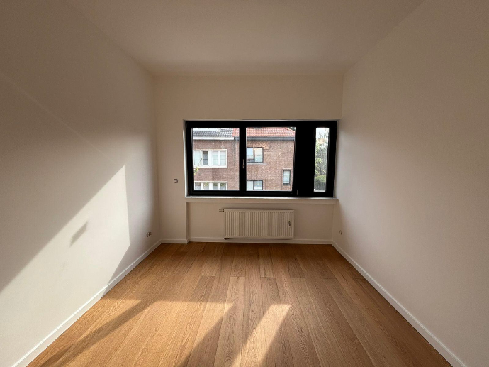 Châssis noir installés dans une pièce lumineuse avec parquet