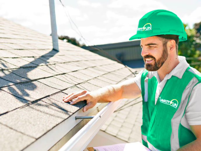 Technicien installant une toiture isolée pour améliorer la performance énergétique du logement