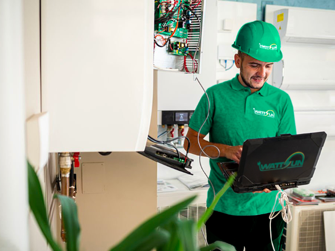 Technicien effectuant la remise en conformité électrique d'une installation domestique