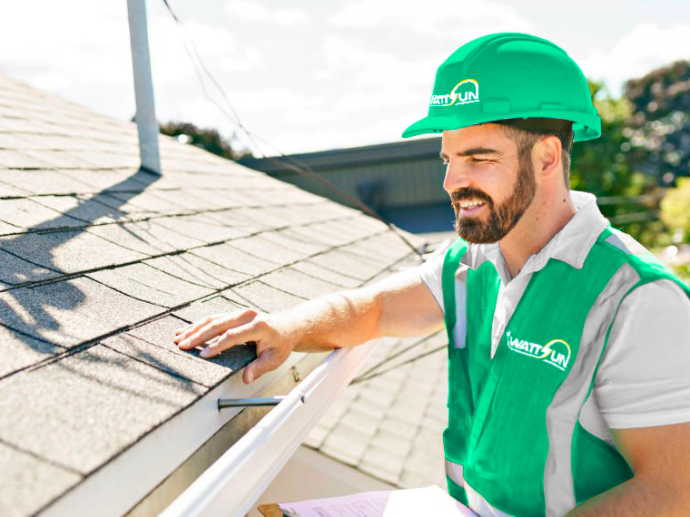Installateur professionnel vérifiant une toiture pendant la pose d'ardoises