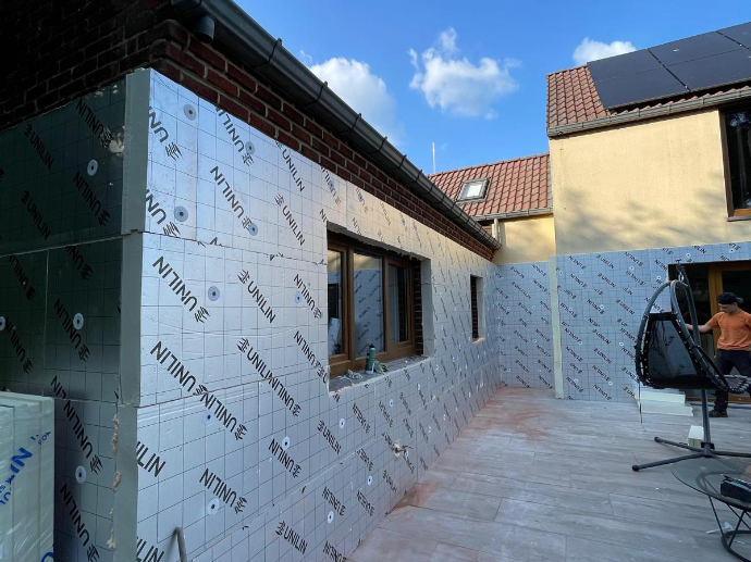 Travaux d'isolation extérieure d'une façade avec panneaux isolants thermiques Sunline
